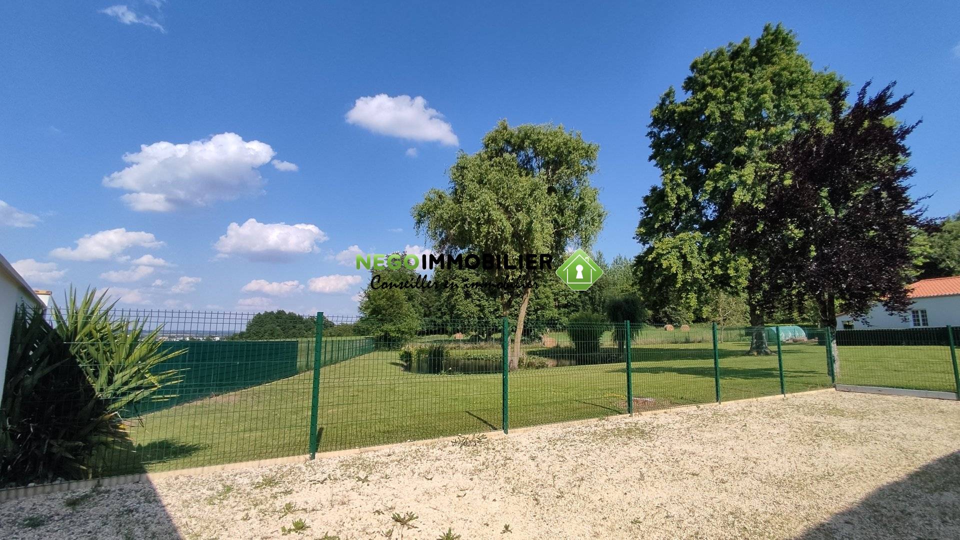 VUE DE L'ENTRÉE SUR LE PARC ET LE TERRAIN DE PETANQUE_1024.jpg